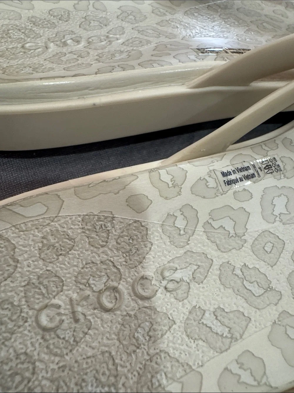 CROCS Women’s Flip Flop Sandals - Cream Leopard Print~6W EUC